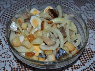 Салат с копченой скумбрией и перепелиными яйцами
