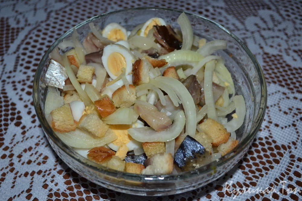 Салат с копченой скумбрией и перепелиными яйцами