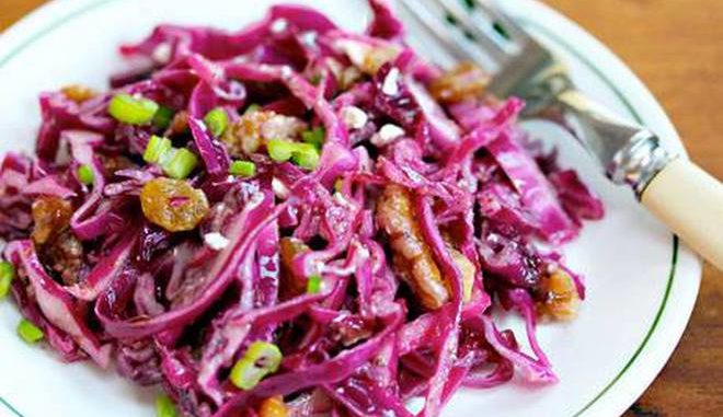 Салат с красной капустой и кукурузой Салат с красной капустой и кукурузой