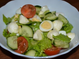 Салат с перепелиными яйцами и моцареллой