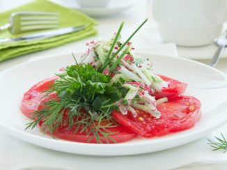 Салат с помидорами, огурцами и редисом