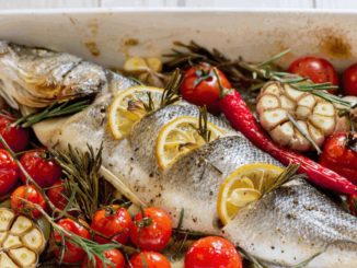 Сибас, запеченный с помидорами и чесноком