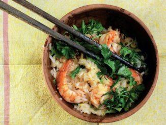 Сладкий рис с чесноком, креветками и рукколой