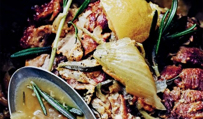 Свинина, тушенная в молоке, с чесноком и розмарином Свинина, тушенная в молоке, с чесноком и розмарином