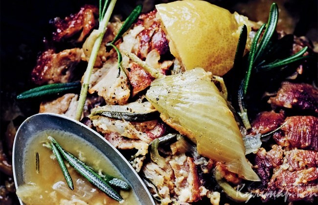 Свинина, тушенная в молоке, с чесноком и розмарином