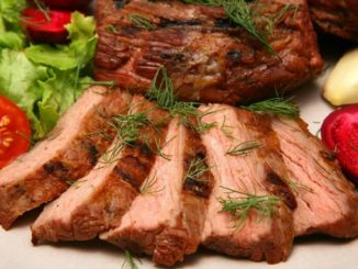 Свинина, запеченная с овощами и тимьяном