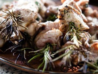 Свинина, жаренная на розмариновых шпажках