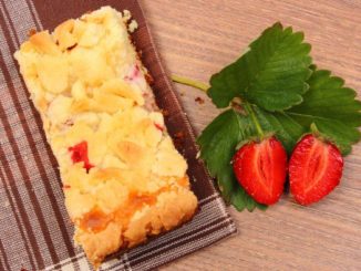 Тертый пирог с клубникой