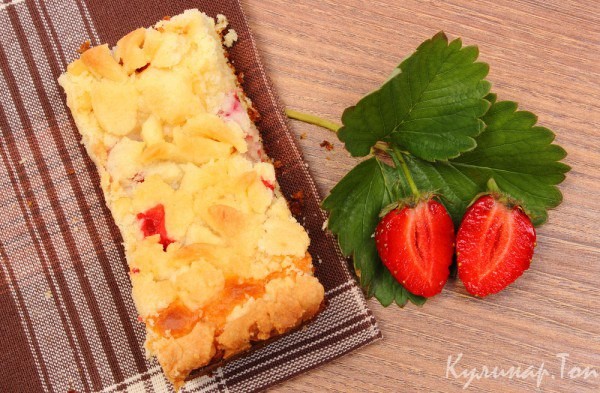 Тертый пирог с клубникой