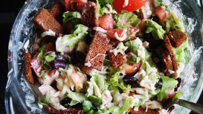 Весенний салат с куриной грудкой Весенний салат с куриной грудкой
