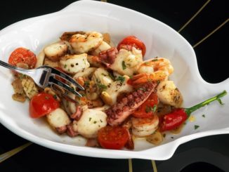 Жареные морепродукты с чесноком и томатами