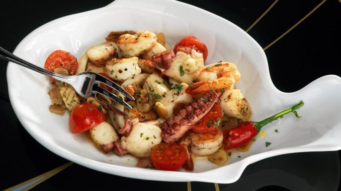 Жареные морепродукты с чесноком и томатами Жареные морепродукты с чесноком и томатами