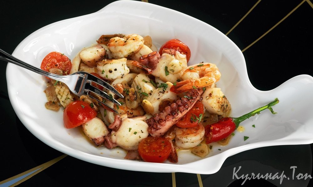 Жареные морепродукты с чесноком и томатами