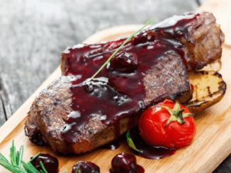 Запеченное мясо с вишневым соусом