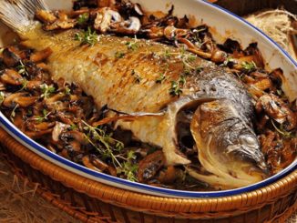Запеченный карп с грибами