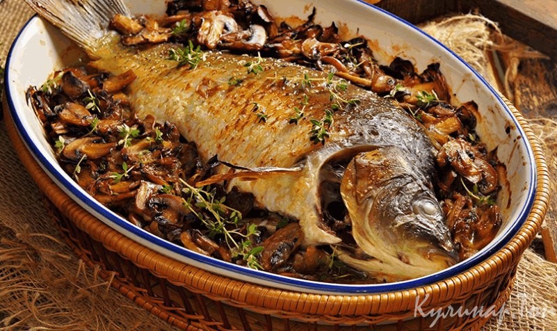 Запеченный карп с грибами
