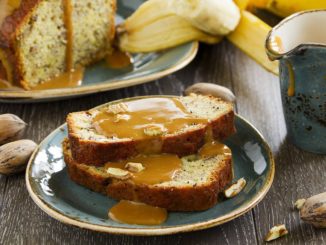 Банановый кекс с орехами и карамельным соусом