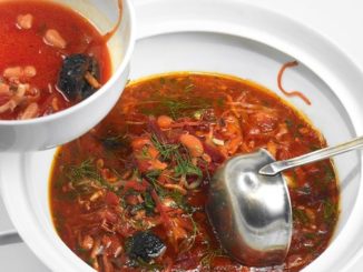 Борщ с черносливом, фасолью и копченой грудинкой