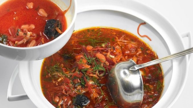 Борщ с черносливом, фасолью и копченой грудинкой Борщ с черносливом, фасолью и копченой грудинкой
