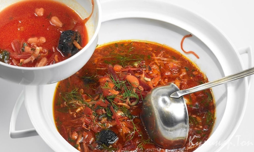 Борщ с черносливом, фасолью и копченой грудинкой