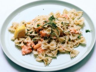 Фарфалле с копченым лососем