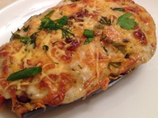 Фаршированные баклажаны-лодочки под сыром