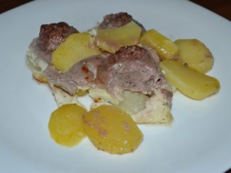 Фрикадельки с картофелем в духовке