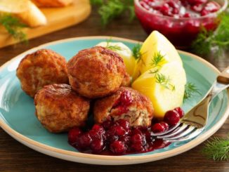 Фрикадельки с клюквенным соусом