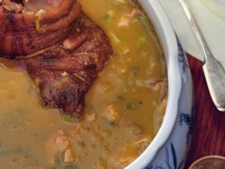 Гороховый суп с мятой и свиной рулькой
