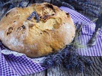 Хлеб с грецкими орехами и лавандой