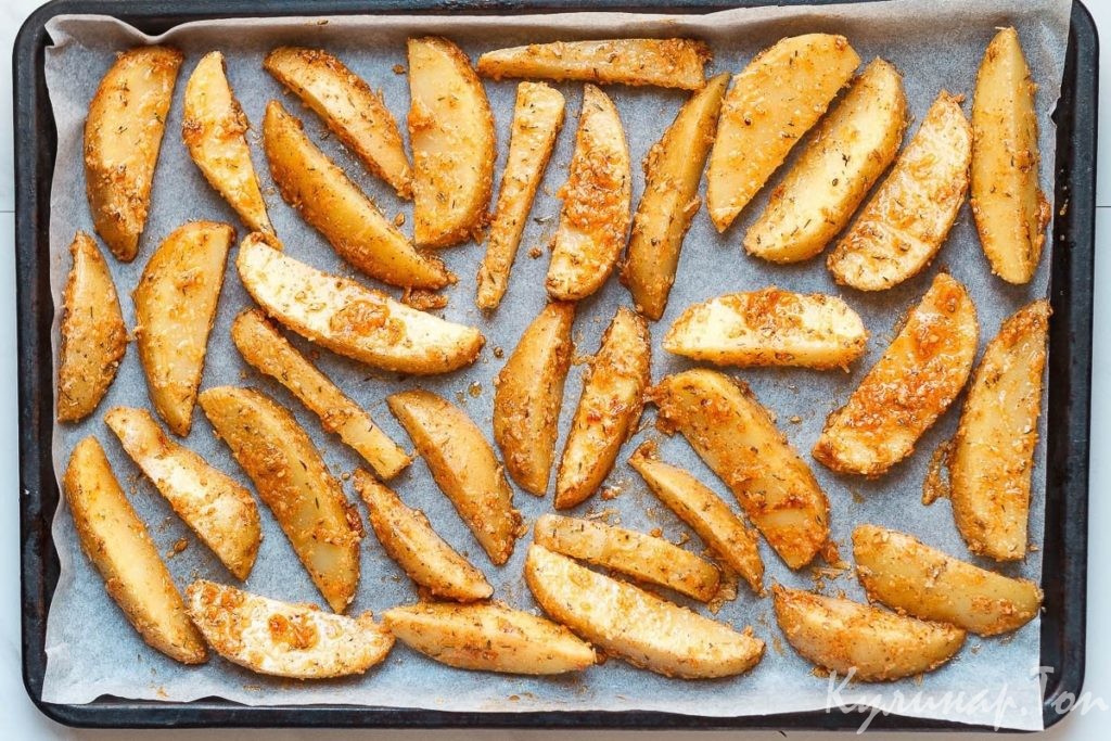 Картофельные дольки с чесноком и сыром