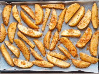Картофельные дольки с чесноком и сыром