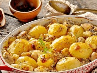 Картошка, запечённая с мясом в молоке в духовке