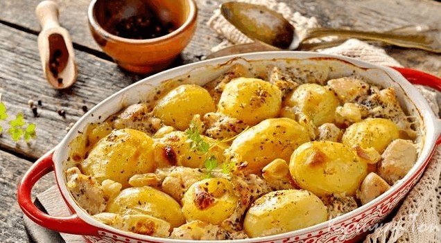 Картошка, запечённая с мясом в молоке в духовке Картошка, запечённая с мясом в молоке в духовке