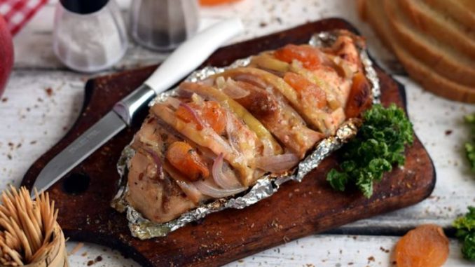 Куриная грудка с яблоком и курагой Куриная грудка с яблоком и курагой