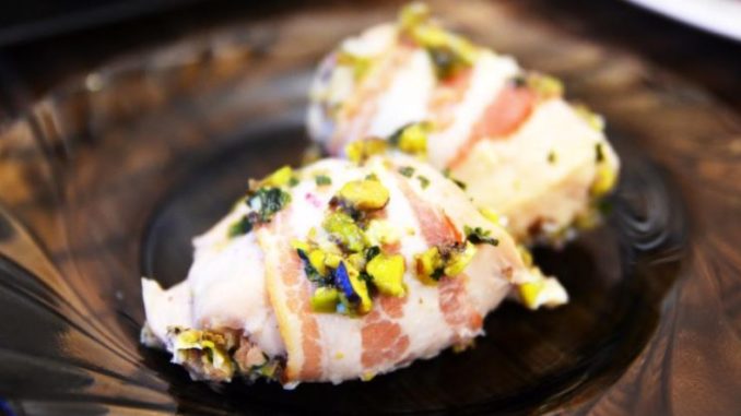 Куриные рулетики с беконом и фисташками Куриные рулетики с беконом и фисташками