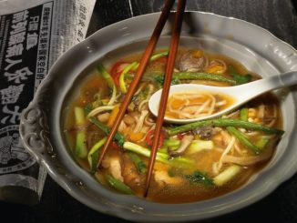 Лапша удон с курицей, вешенками и зеленым луком