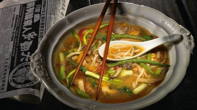 Лапша удон с курицей, вешенками и зеленым луком Лапша удон с курицей, вешенками и зеленым луком