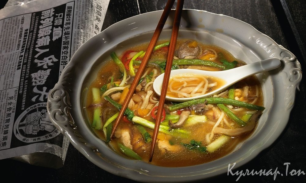 Лапша удон с курицей, вешенками и зеленым луком