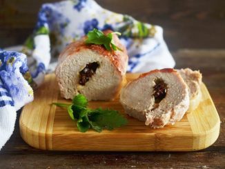Мясо с вялеными томатами и моцареллой