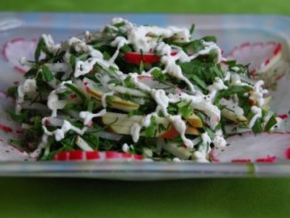 Салат из щавеля, редиса и яблок