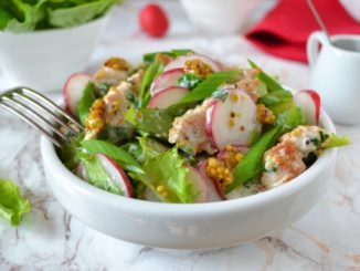 Салат из жареной курицы и редиса