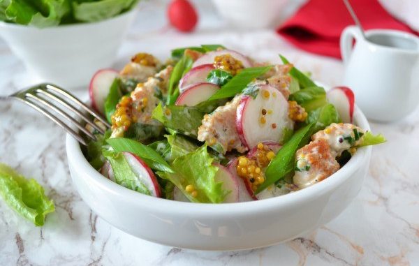 Салат из жареной курицы и редиса Салат из жареной курицы и редиса