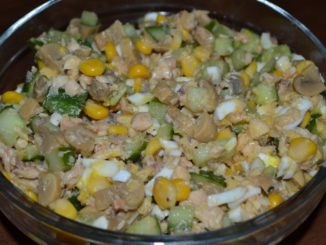 Салат с горбушей и шампиньонами