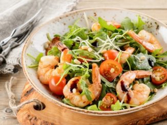 Салат с креветками, беконом и рукколой