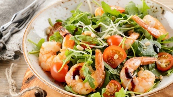 Салат с креветками, беконом и рукколой Салат с креветками, беконом и рукколой