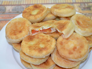 Слоеные пирожки с орехами