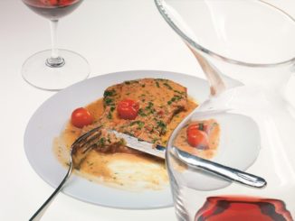 Телячьи отбивные с горчичным соусом и помидорами