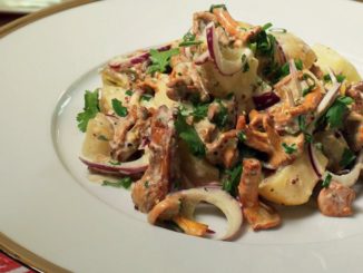 Теплый салат с грибами и сметанным соусом