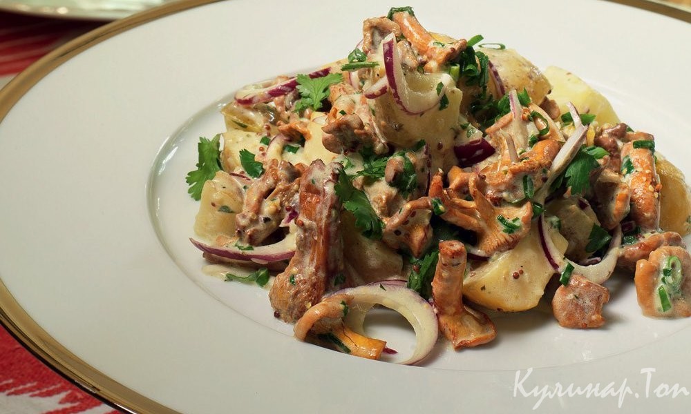 Теплый салат с грибами и сметанным соусом